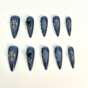 深邃蓝色基底搭配精致金属十字架等装饰，神秘个性的穿戴甲，跨境热卖且工厂直供可定制